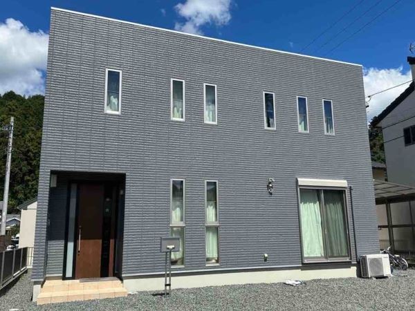 ミディアムグレー外壁｜バランスの取れた上品な印象