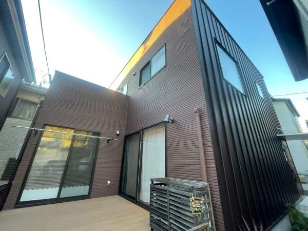 【施工事例②】濃いブラウン×縦横ラインで魅せる、陸屋根のシンプルモダン住宅