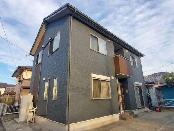 グレー × ウッド調｜自然素材と調和するあたたかさ