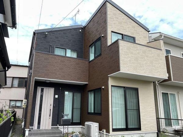 【施工事例⑥】ベージュ×黒×茶のコントラストで魅せる、個性あるサイディング外観