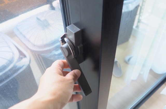 窓の外から部屋の中が見える