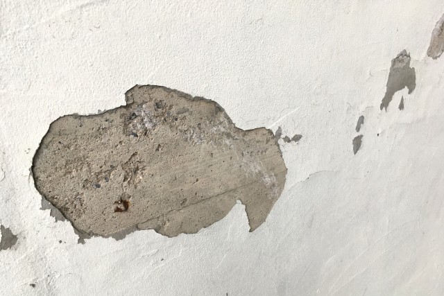 塗装を何度繰り返しても、すぐに割れてきたり剥がれてきた