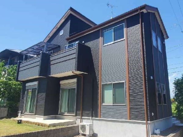 【施工事例④】黒×茶の縦ラインで引き締めた、高級感のある外観