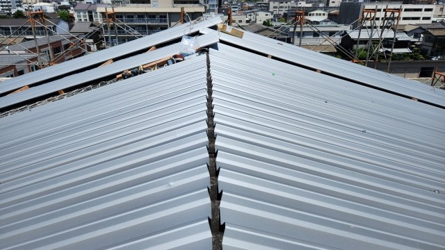 屋根のカバー工法(重ね葺き)とは? 葺き替えとの違いも解説