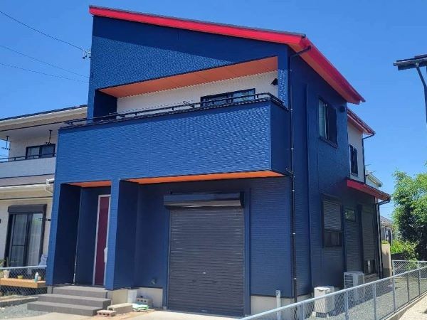 外壁のネイビーは色あせる？長くきれいを保つコツをプロが解説