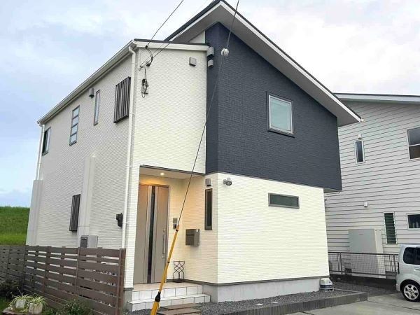 【施工事例⑦】白×黒のコントラストで立体感を出した差し掛け屋根の住宅