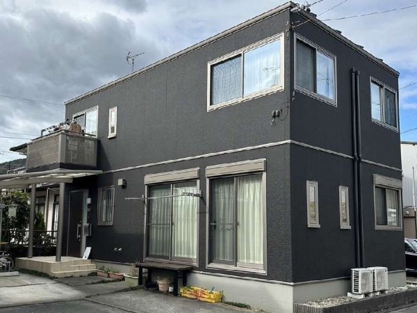 ダークグレー外壁｜高級感・重厚感・モダンな印象