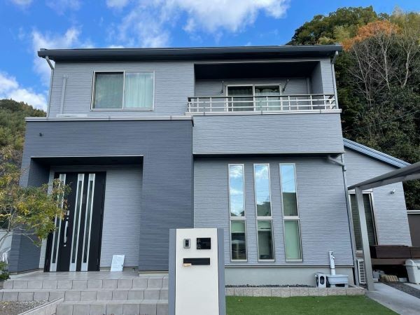 【施工事例⑤】グレーのグラデーションで魅せる、落ち着きのあるモダン住宅